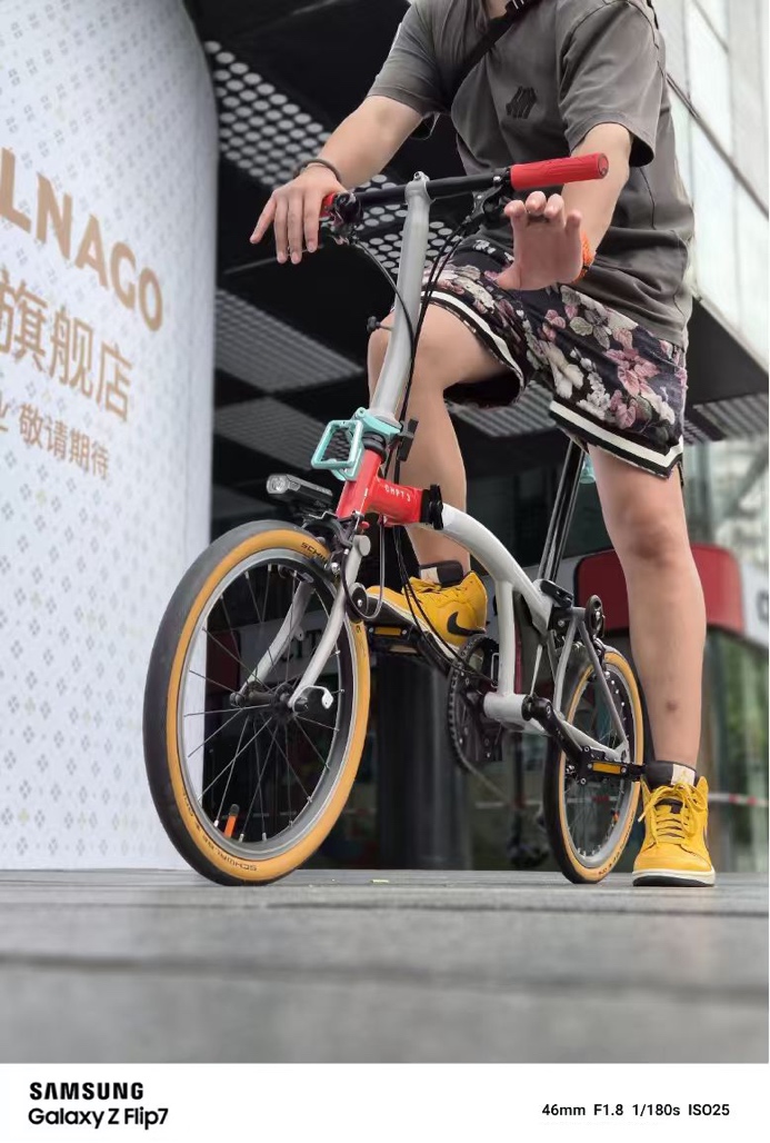女人站在自行车后面

AI 生成的内容可能不正确。